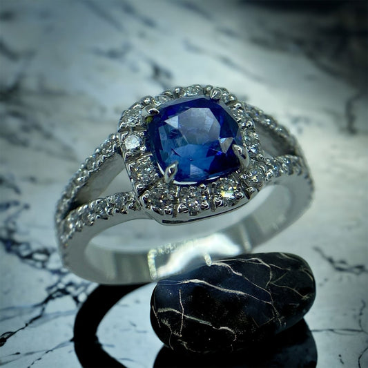 Handmade 18K white gold ring 2.64 ct. natural Royal blue Sapphire & natural Vvs1 quality Diamonds.
