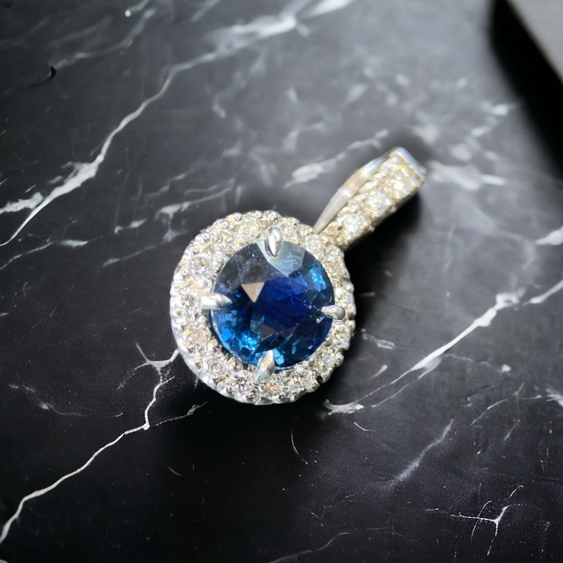 Handmade 18K white gold pendant 1.58 ct. natural Royal blue Sapphire & natural Vvs1 quality Diamonds.