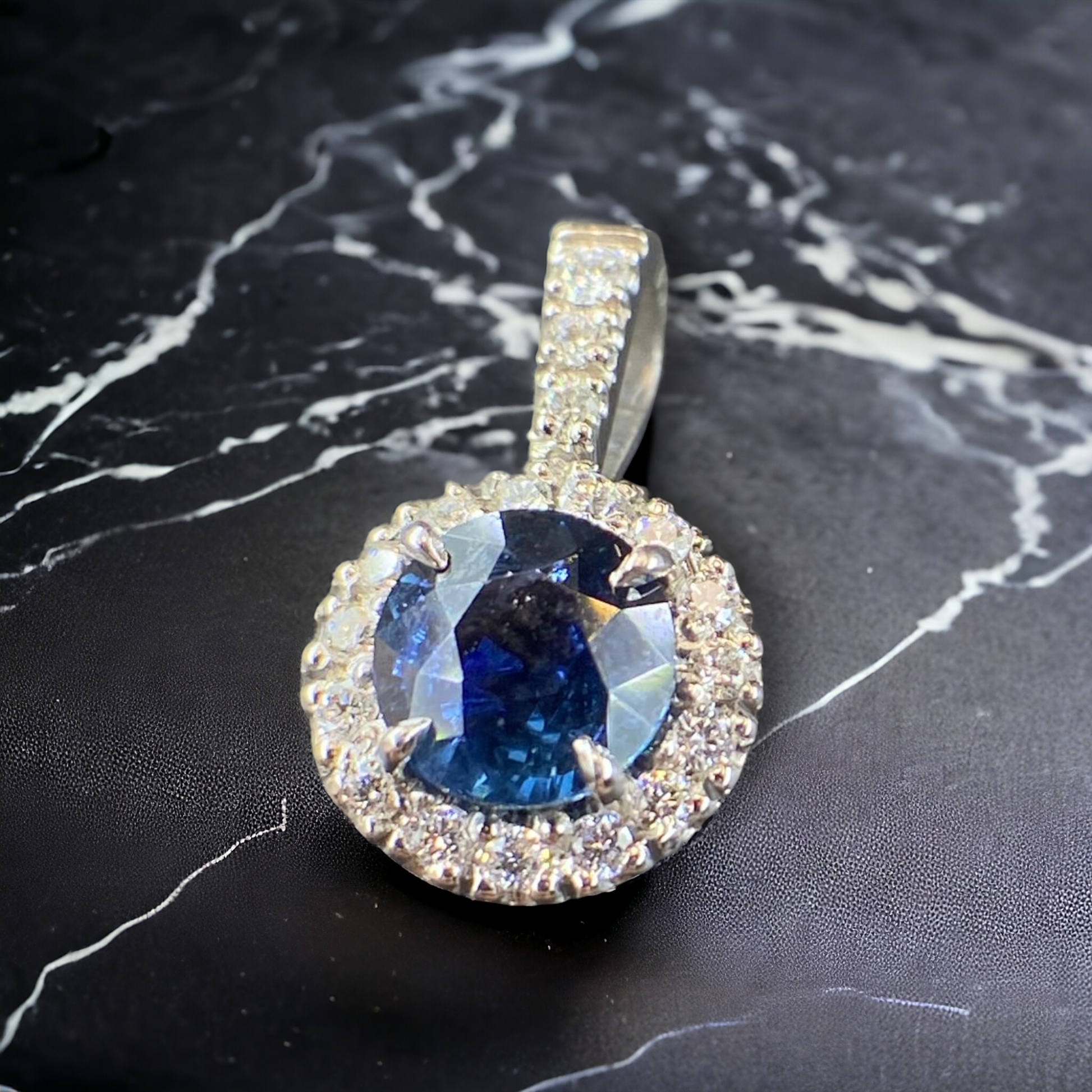 Handmade 18K white gold pendant 1.58 ct. natural Royal blue Sapphire & natural Vvs1 quality Diamonds.