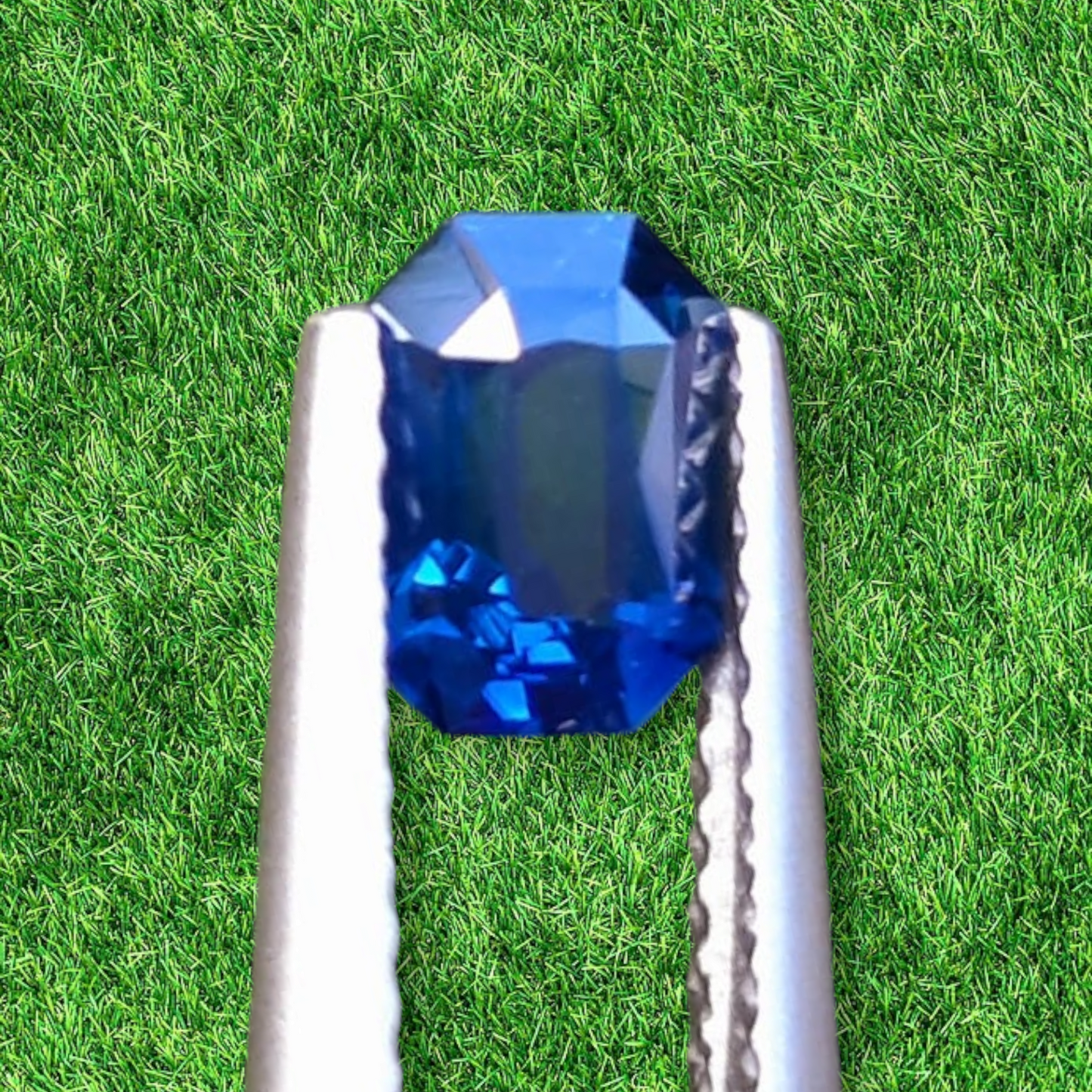 Loose natural Royal blue Sapphire 0.98 ct. from Sri Lanka. Eye clean - AAAA quality.