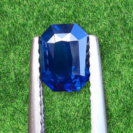 Loose natural Royal blue Sapphire 0.98 ct. from Sri Lanka. Eye clean - AAAA quality.