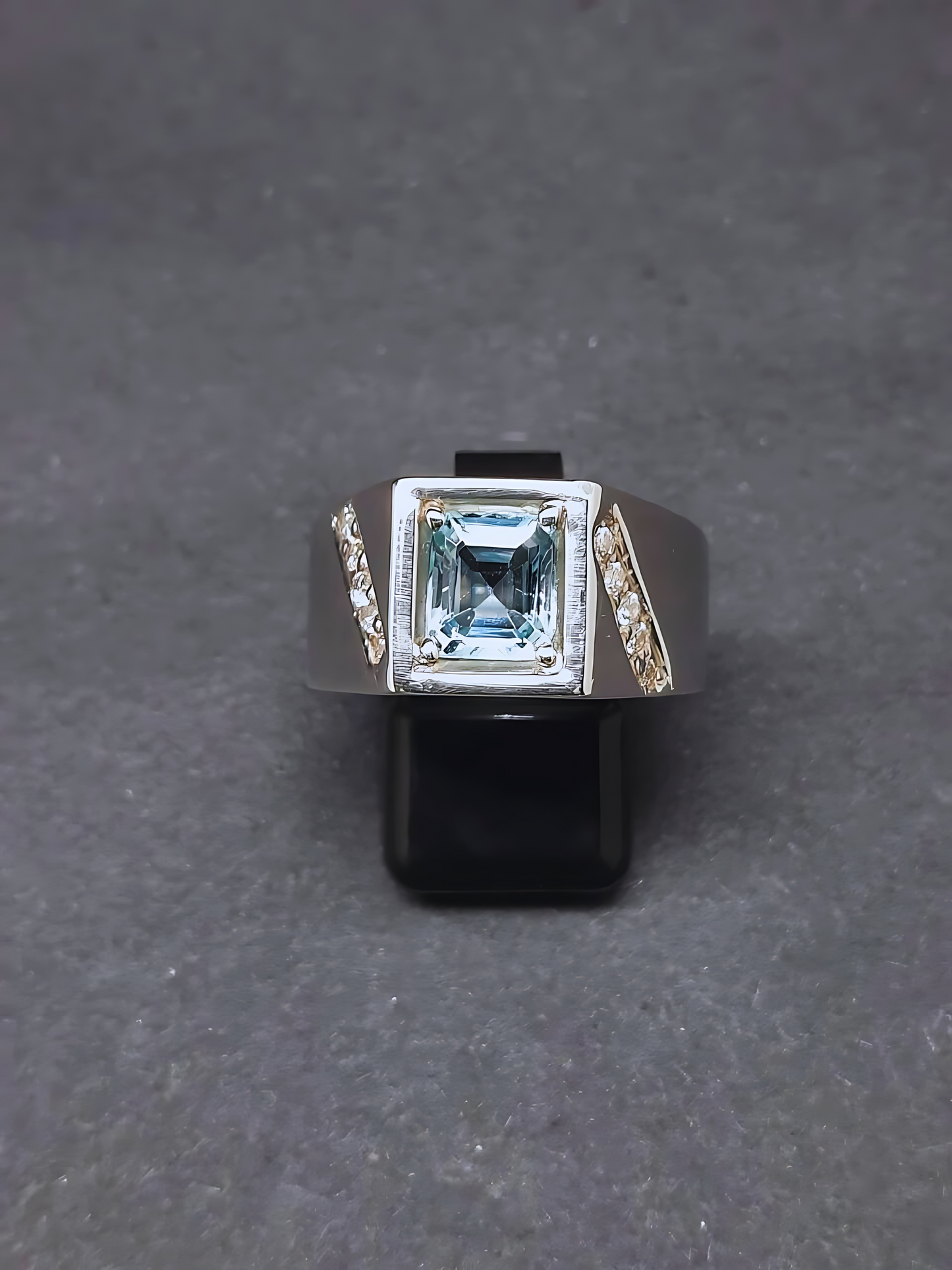 Handmade 18K white gold ring 1.7 ct. natural Aquamarine & natural Vvs1 high quality Diamonds.