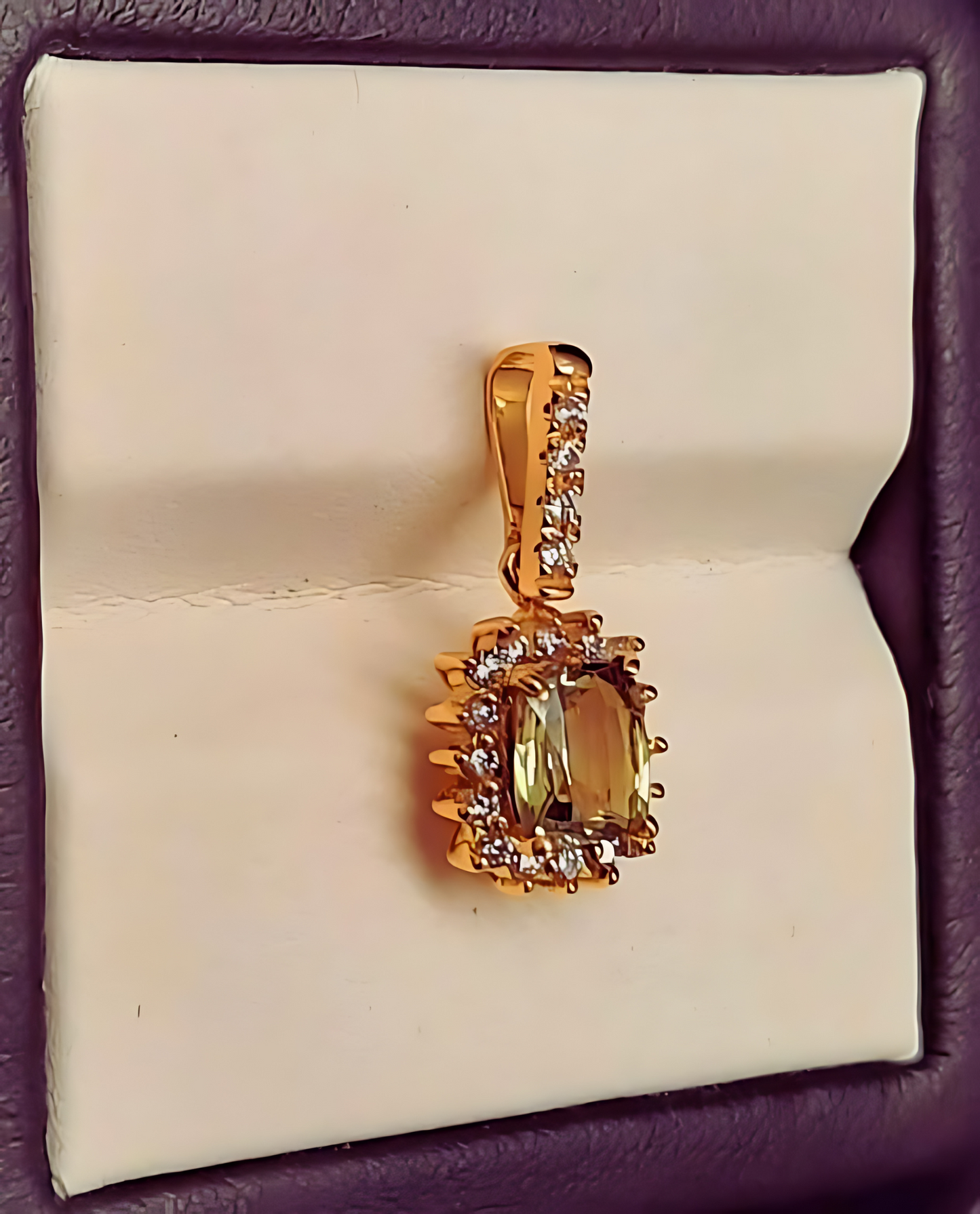 Natural Alexandrite & natutal 1.23 ct. Vvs1 Diamonds 18K yellow gold pendant for necklace.