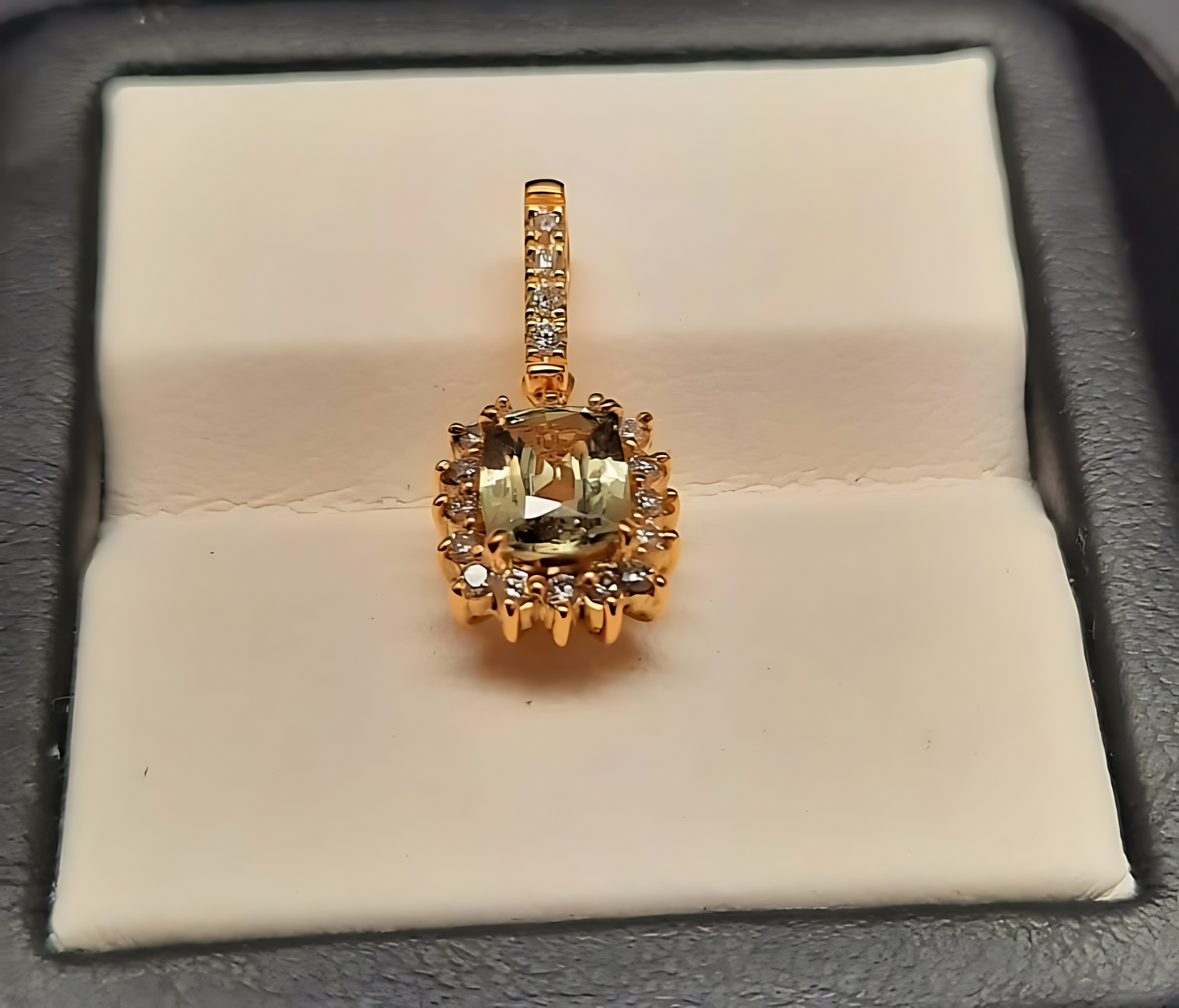 Natural Alexandrite & natutal 1.23 ct. Vvs1 Diamonds 18K yellow gold pendant for necklace.