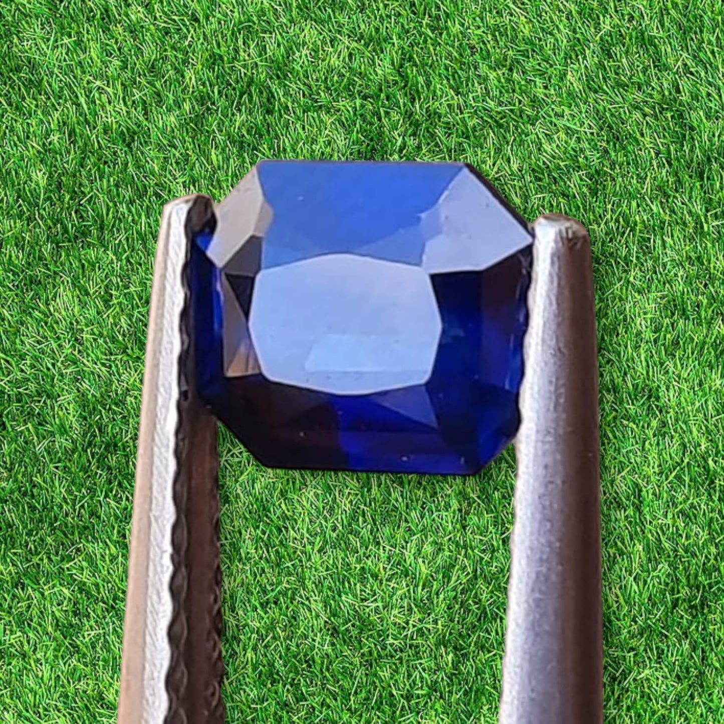 Handmade gold or platina ring with 1.5 ct. natural Royal blue Sapphire & natural Vvs1 high quality Diamonds.