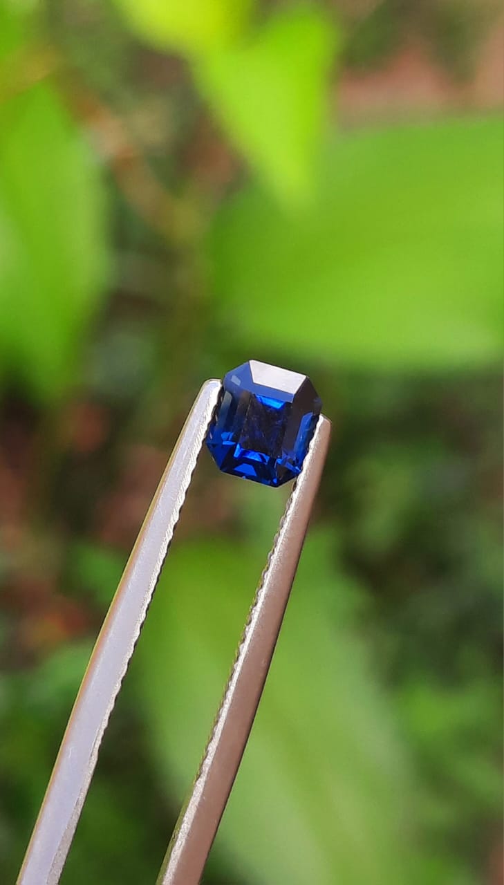 Handmade gold or platina ring with 0.95ct. natural Royal blue Sapphire & natural Vvs1 quality Diamonds.