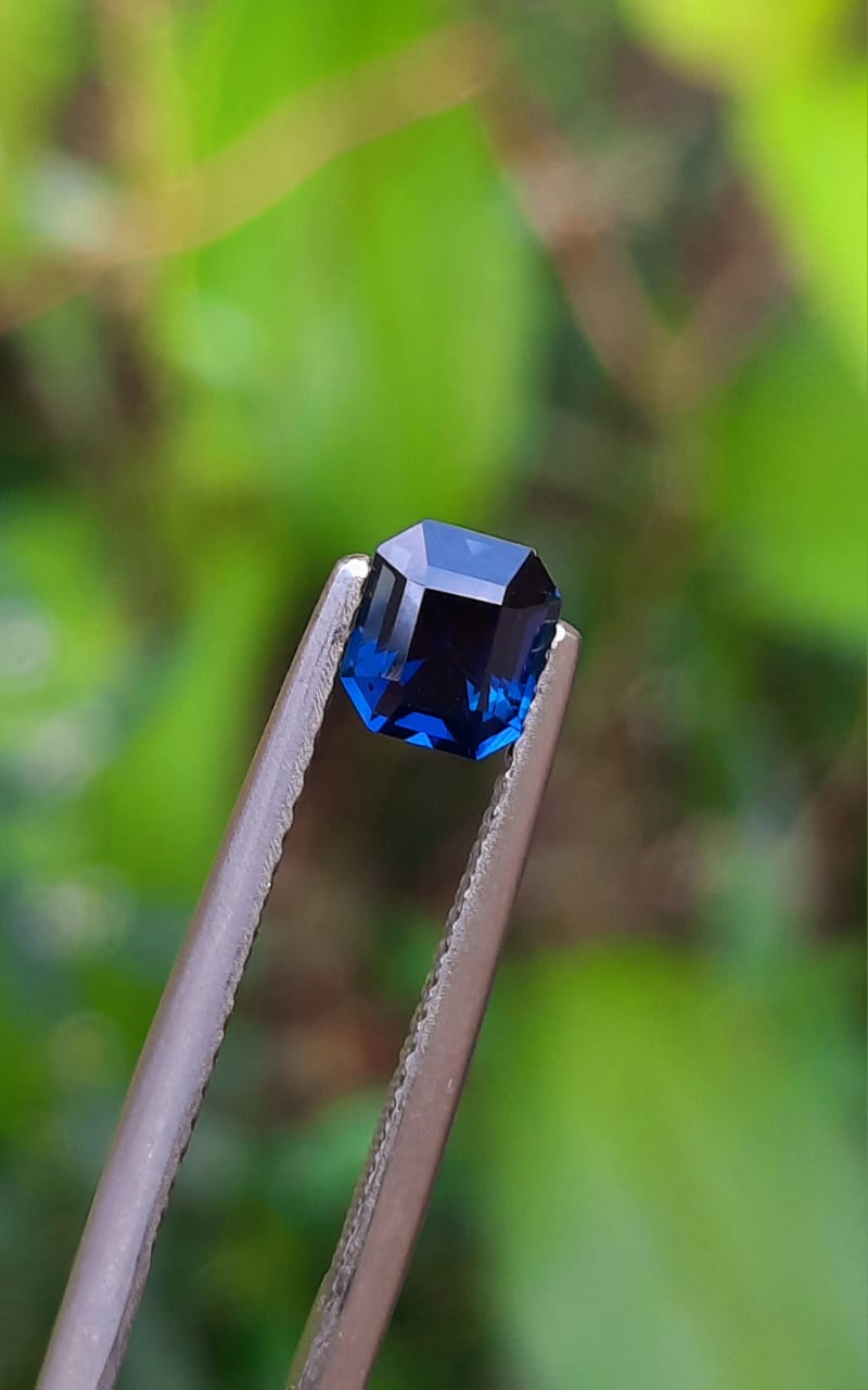 Handmade gold or platina ring with 0.95ct. natural Royal blue Sapphire & natural Vvs1 quality Diamonds.