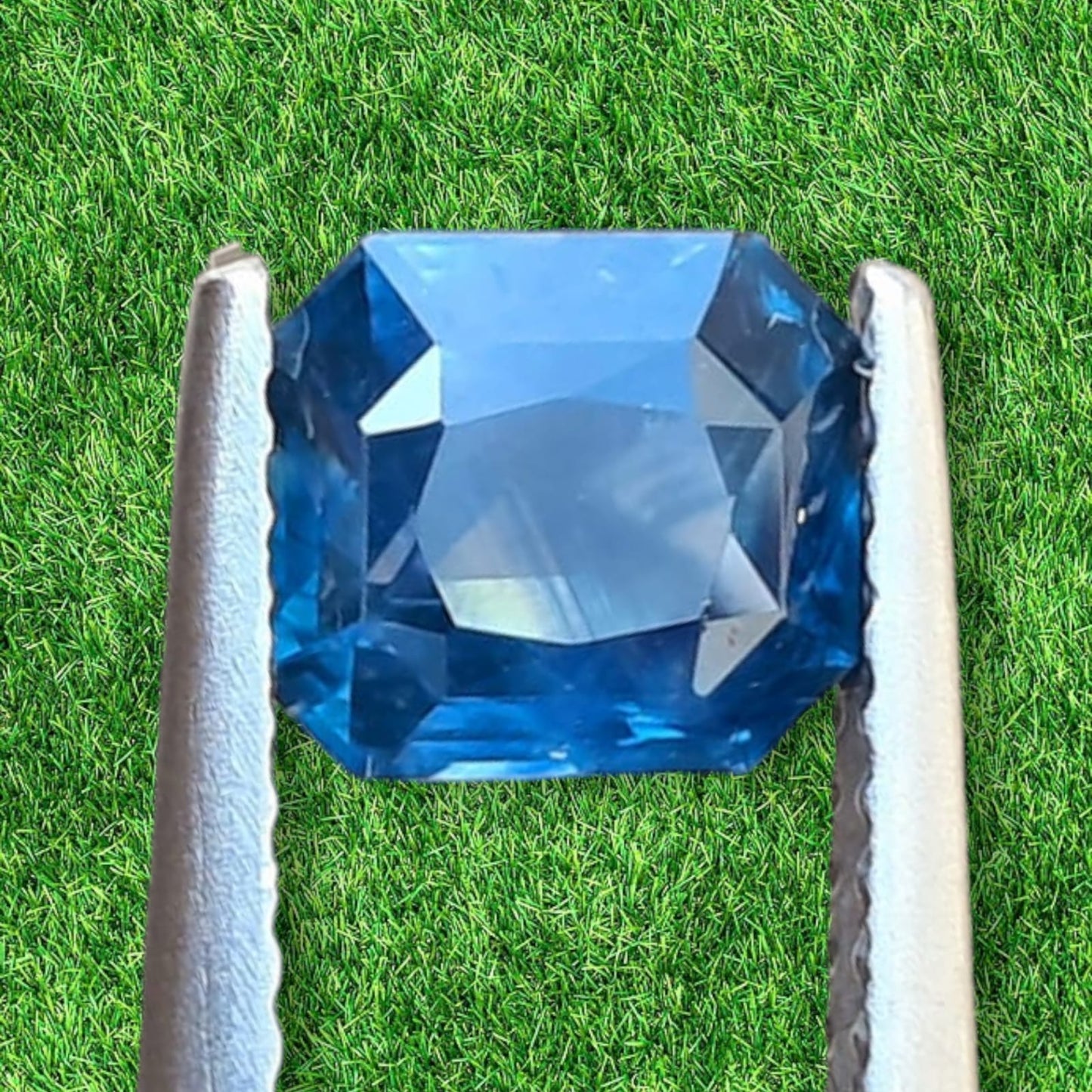 Handmade gold or platina ring with 1.64 ct. natural Royal blue Sapphire & natural Vvs1 quality Diamonds.