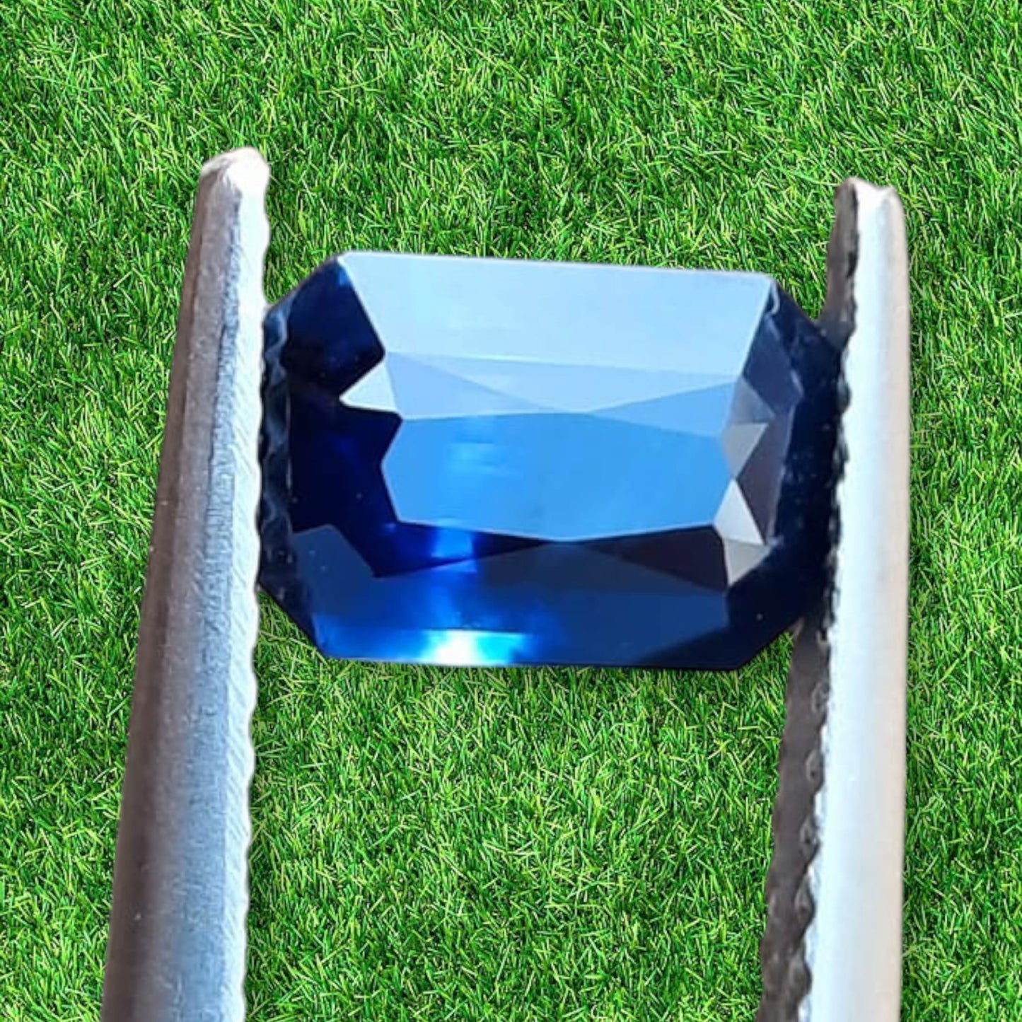 Handmade gold or platina ring with 1.64 ct. natural Royal blue Sapphire & natural Vvs1 high quality Diamonds.
